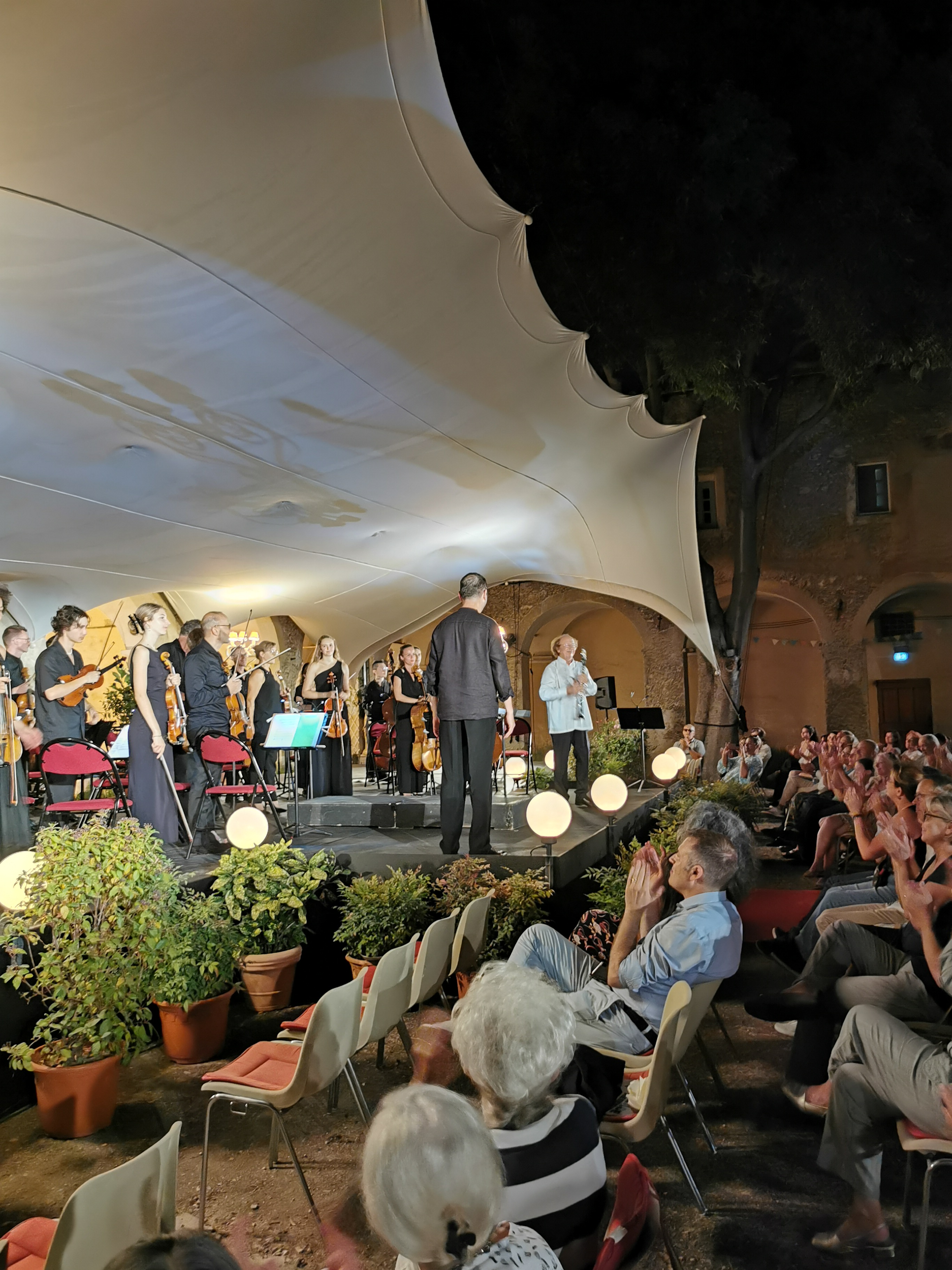 SCENE CLOITRE ORCHESTRE IMG_20240724_221505.jpg